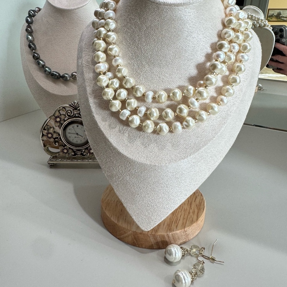 Elegant Pearl Necklace and Earring Set